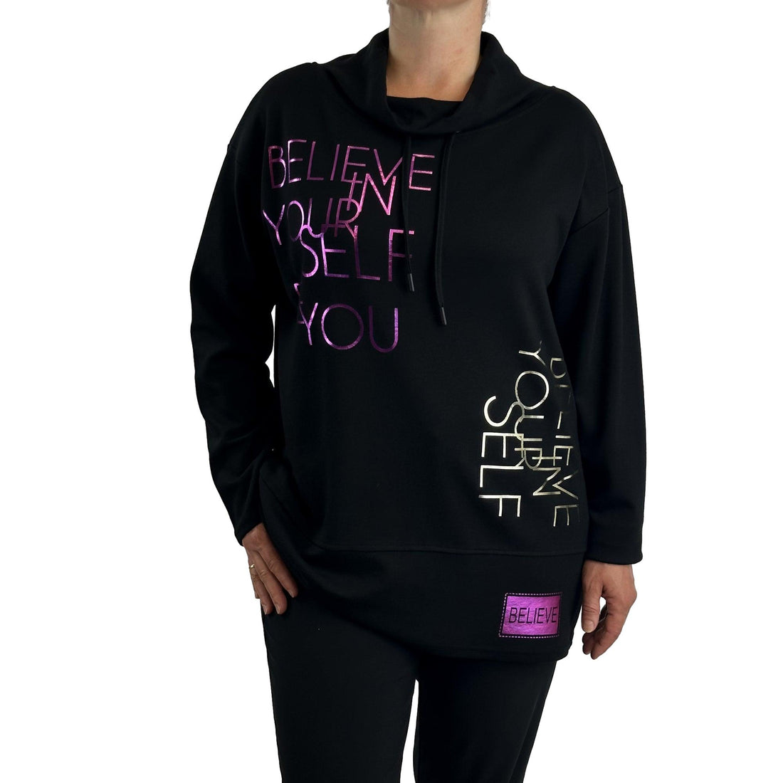 Sweatshirt mit angeschnittenem Kragen und Schriftzug. Mode von Doris Streich