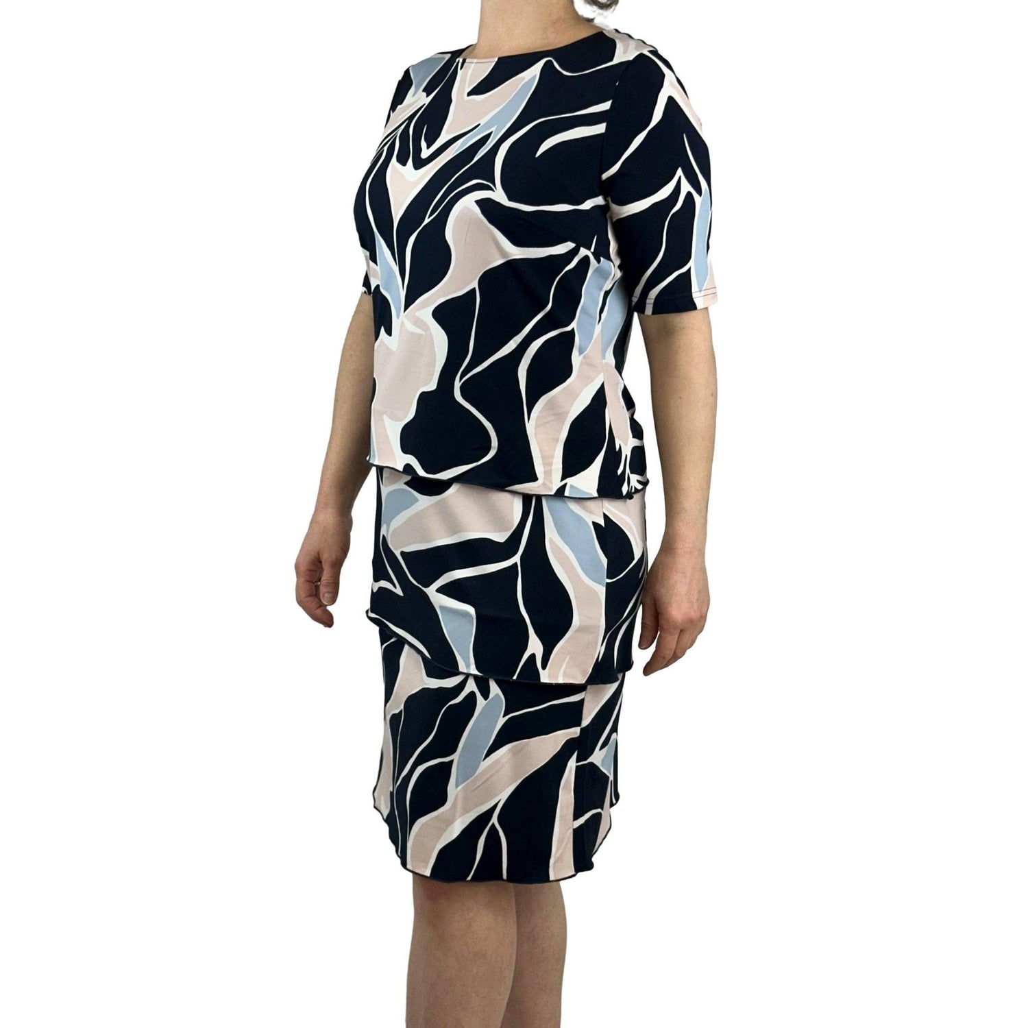 Kleid mit Stufen und Allover-Print. Mode von Betty Barclay