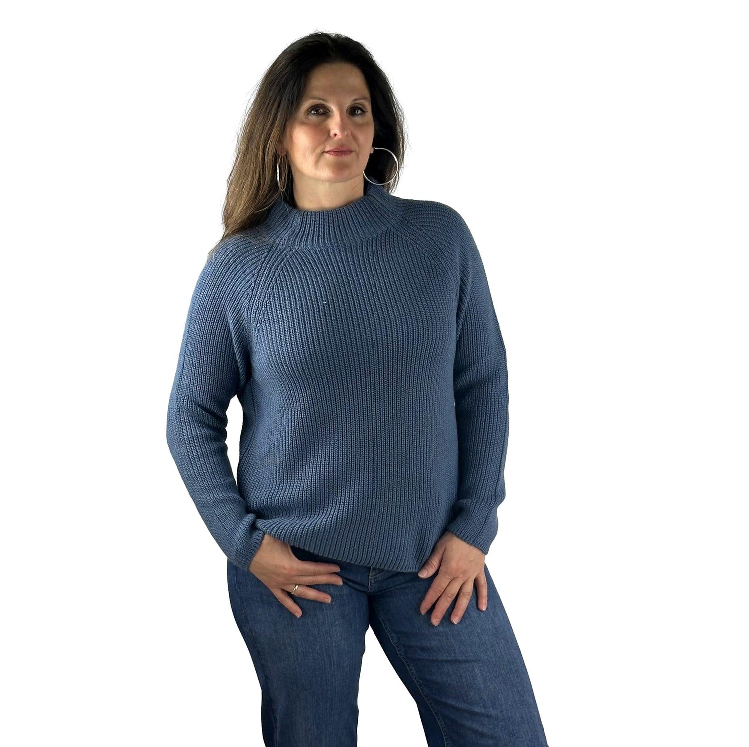 Pullover mit angeschnittenem Kragen. Mode von Monari