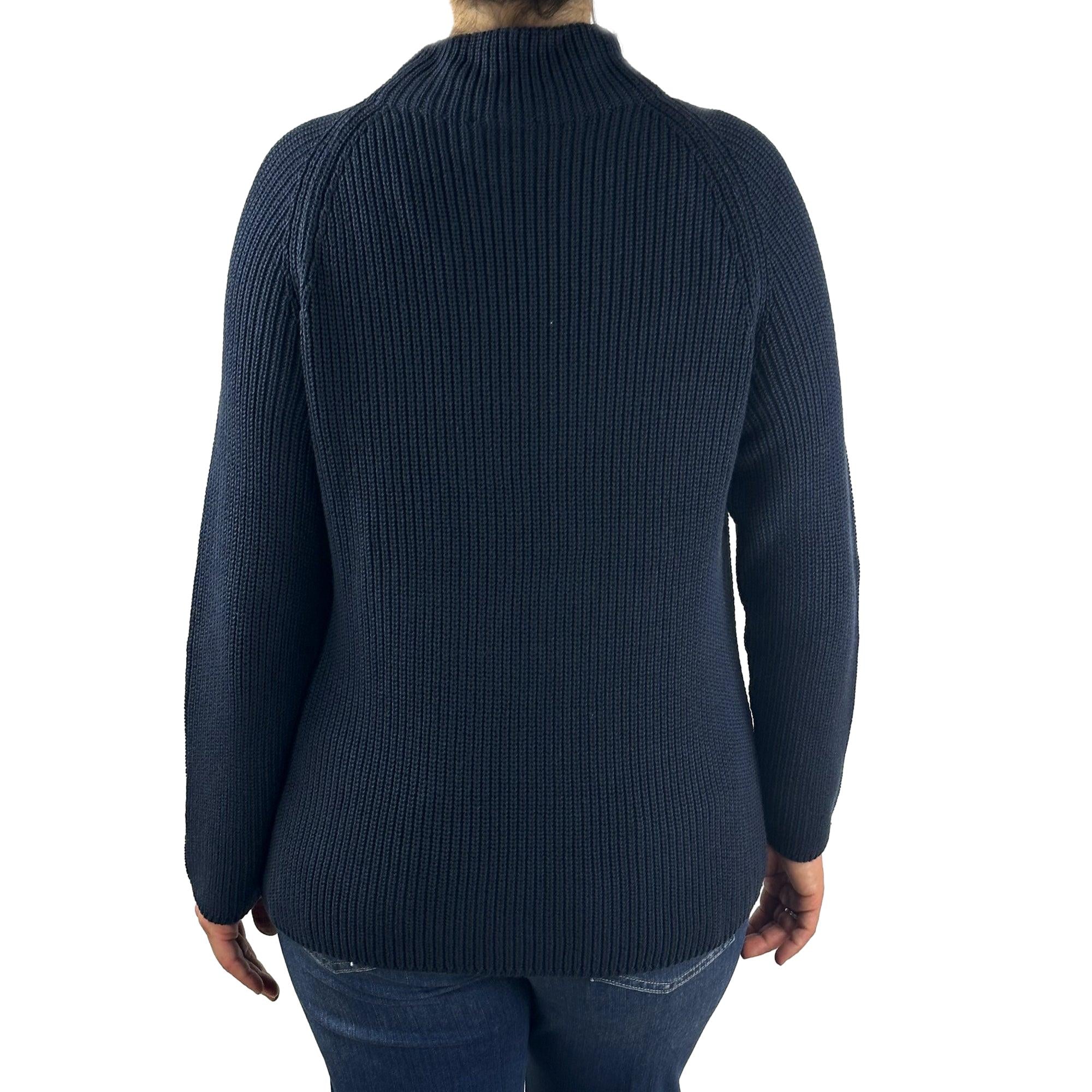 Pullover mit angeschnittenem Kragen. Mode von Monari