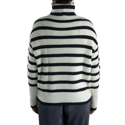 Rollkragenpullover mit Streifen. Mode von Monari