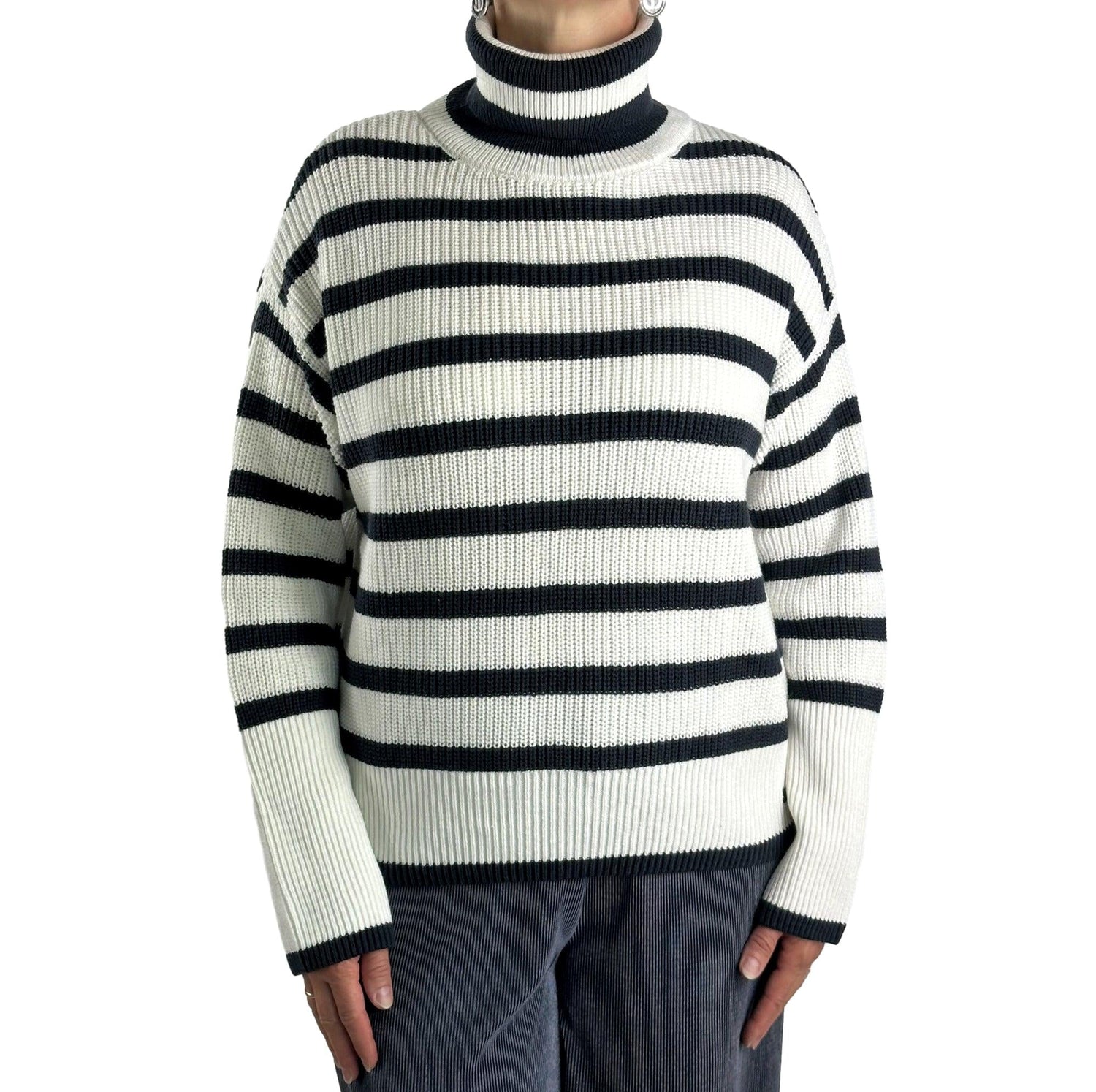 Rollkragenpullover mit Streifen. Mode von Monari