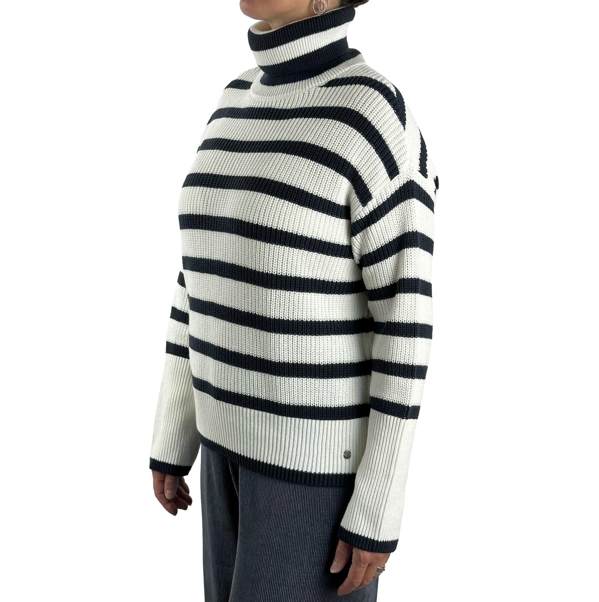 Rollkragenpullover mit Streifen. Mode von Monari