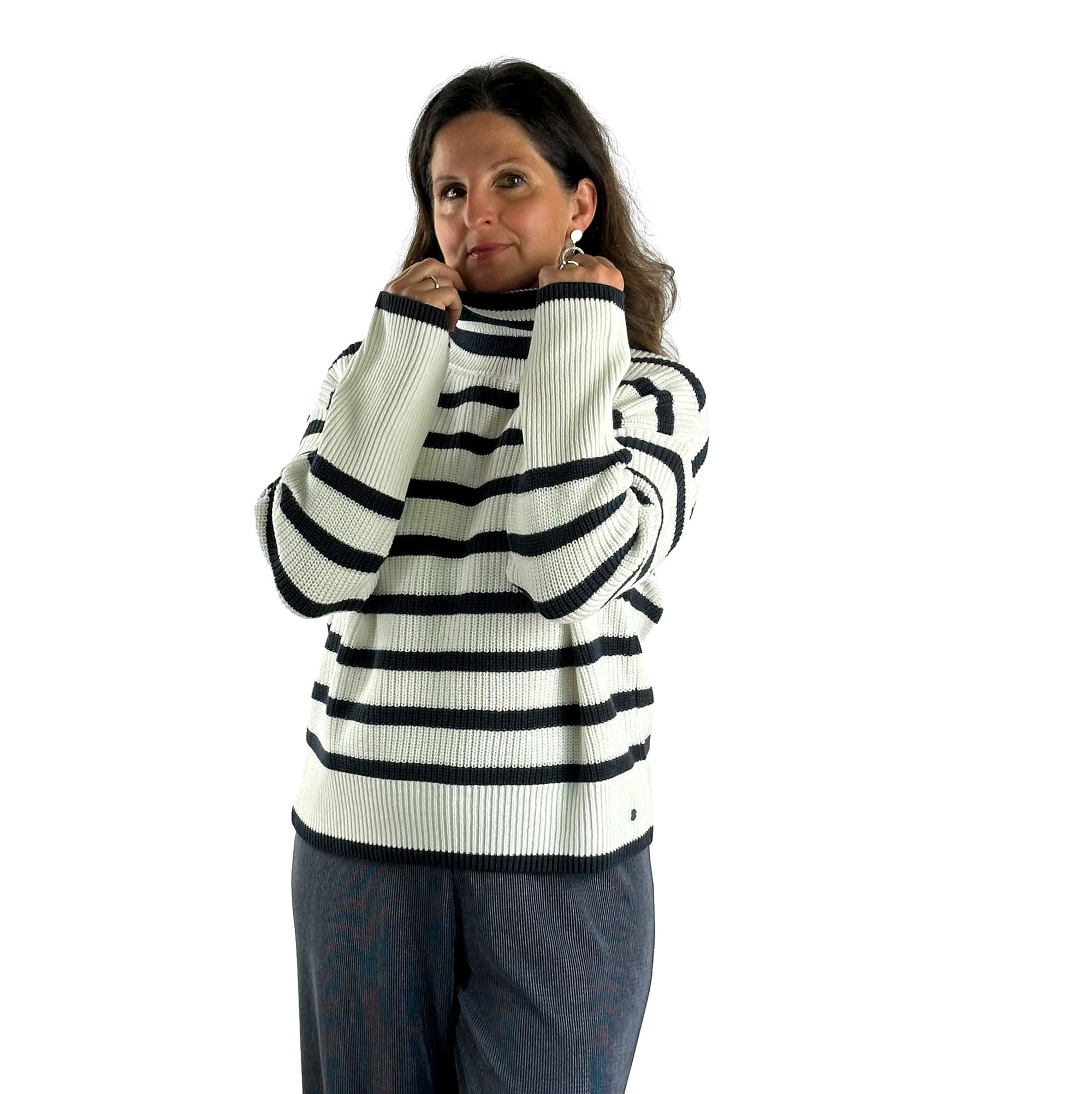 Rollkragenpullover mit Streifen. Mode von Monari